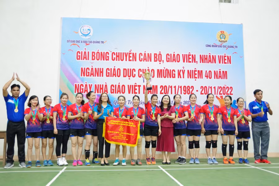 TS Lê Thị Hương - Giám đốc Sở GD&amp;ĐT trao giải cho các đội tham gia thi đấu.