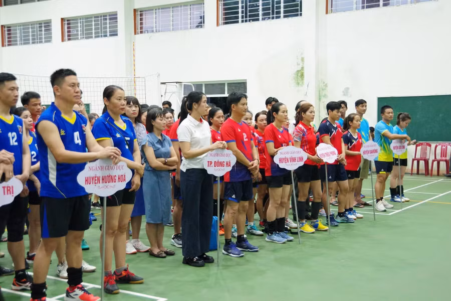 Đội bóng chuyền thuộc Phòng GD&amp;ĐT các huyện, thị xã, thành phố tham gia giải.