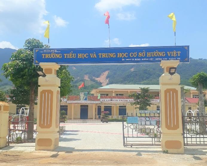 Ngôi trường nằm dưới chân đèo Sa Mù, huyện Hướng Hóa, tỉnh Quảng Trị. Ngôi trường nằm dưới chân đèo Sa Mù, huyện Hướng Hóa, tỉnh Quảng Trị.