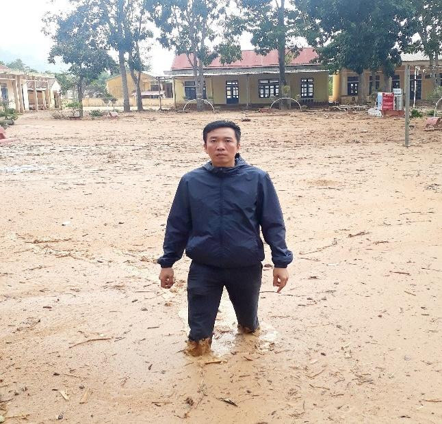 Thầy giáo Nguyễn Văn Tý giữa sân trường đầy rẫy bùn đất sau trận lũ quét năm 2020. Thầy giáo Nguyễn Văn Tý giữa sân trường đầy rẫy bùn đất sau trận lũ quét năm 2020.