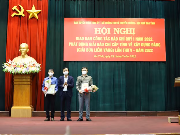 Ban tổ chức trao giải cho các tác giả, nhóm tác giả đạt giải A.