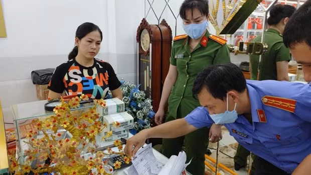 Lực lượng chức năng tiến hành khám xét địa chỉ, nơi ở của các đối tượng liên quan vụ án.