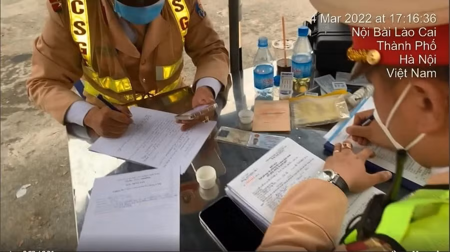 Lực lượng chức năng lập biên bản trường hợp vi phạm.