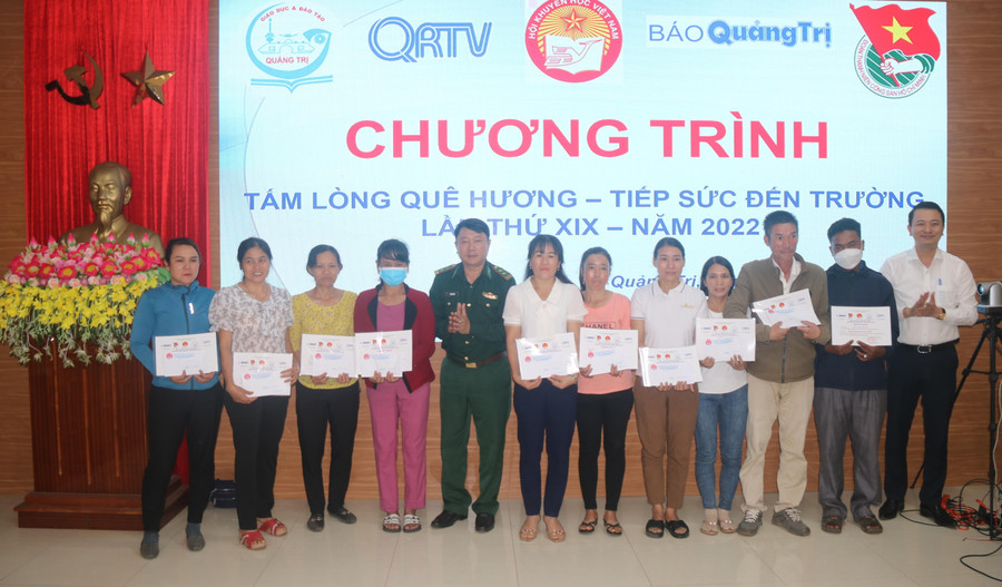 Lãnh đạo Sở GD&amp;ĐT trao học bổng đến phụ huynh tân sinh viên.