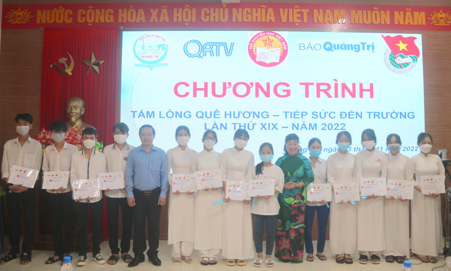 Lãnh đạo Ban Tuyên giáo Tỉnh ủy và Hội Khuyến học trao học bổng đến tân sinh viên.