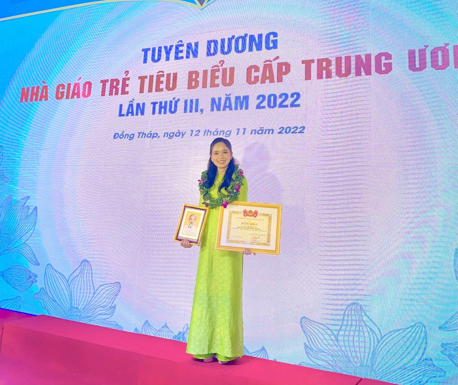 Cô giáo Trần Thị Ngọc Hà tại lễ vinh danh. Cô giáo Trần Thị Ngọc Hà tại lễ vinh danh.