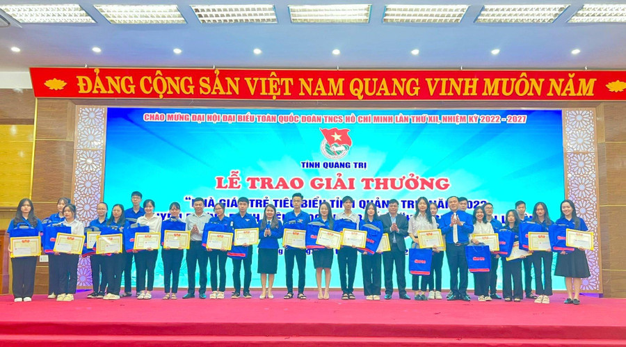 Những nhà giáo trẻ được Tỉnh Đoàn Quảng Trị tuyên dương. Những nhà giáo trẻ được Tỉnh Đoàn Quảng Trị tuyên dương.