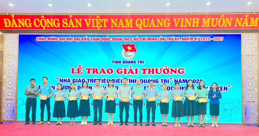 Trao tặng huy hiệu “Tổng phụ trách Đội giỏi” cho các giáo viên, tổng phụ trách, cán bộ làm công tác thiếu nhi tiêu biểu.