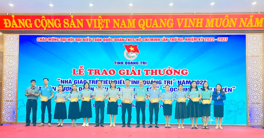 Trao tặng huy hiệu “Tổng phụ trách Đội giỏi” cho các giáo viên, tổng phụ trách, cán bộ làm công tác thiếu nhi tiêu biểu.