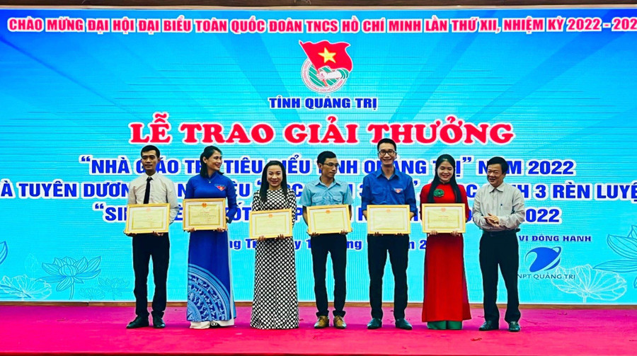Các giáo viên tiêu biểu được Sở GD&ĐT tặng giấy khen. Các giáo viên tiêu biểu được Sở GD&ĐT tặng giấy khen.