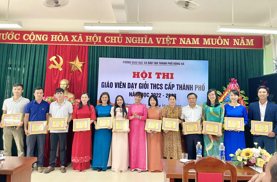 Cô Hà được khen thưởng trong Hội thi giáo viên dạy giỏi cấp thành phố. Cô Hà được khen thưởng trong Hội thi giáo viên dạy giỏi cấp thành phố.