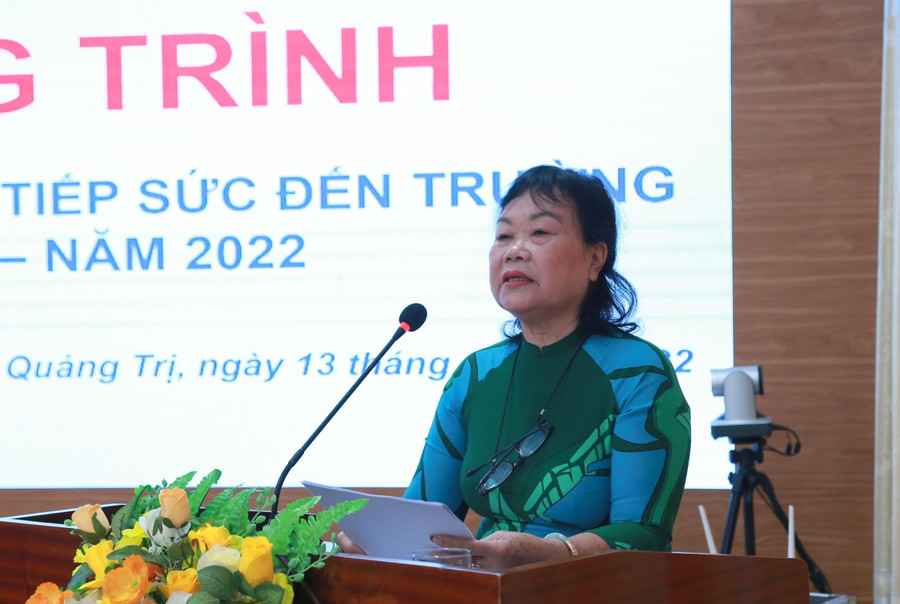 Bà Nguyễn Thị Hồng Vân - Chủ tịch Hội khuyến học Quảng Trị biểu dương tinh thần vượt khó của các tân sinh viên.