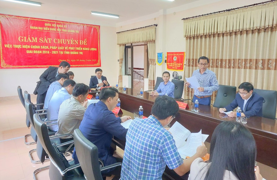 Ông Đoàn Thanh Điểm – Phó Giám đốc Công ty báo cáo trước Đoàn giám sát của Đoàn đại biểu Quốc hội tỉnh.