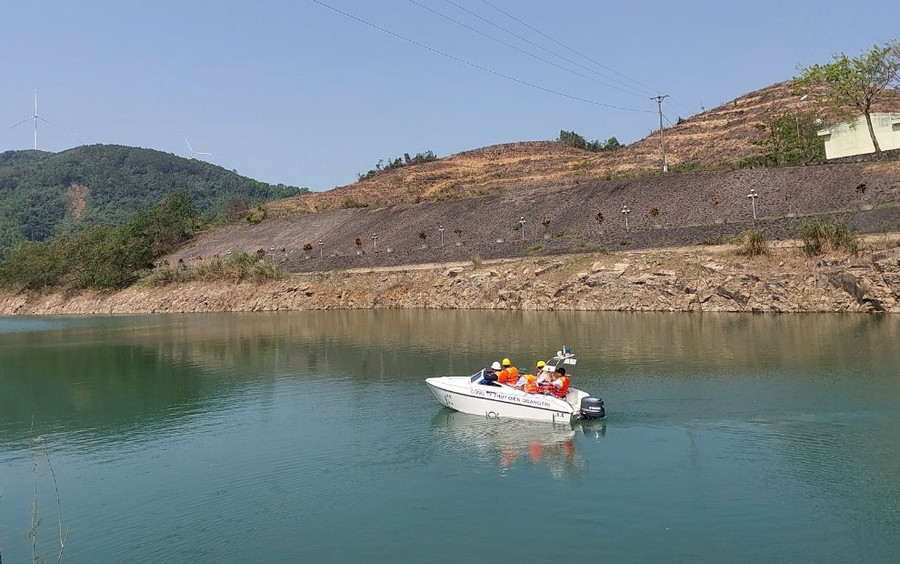Đoàn giám sát của Đoàn đại biểu Quốc hội đi kiểm tra và khảo sát lòng hồ Công trình Thủy lợi - Thủy điện Quảng Trị.