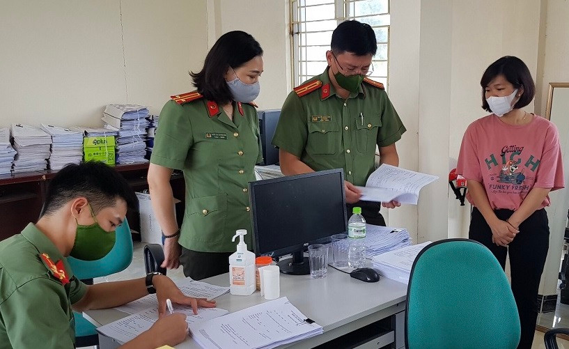 Cơ quan chức năng khám xét nơi làm việc của nhóm đối tượng. Ảnh: Công an Lạng Sơn.