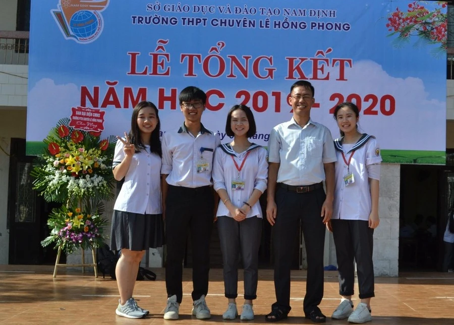 HCV Olympics Hóa học Đàm Thị Minh Trang (đứng giữa) cùng thầy lãnh đội và các bạn