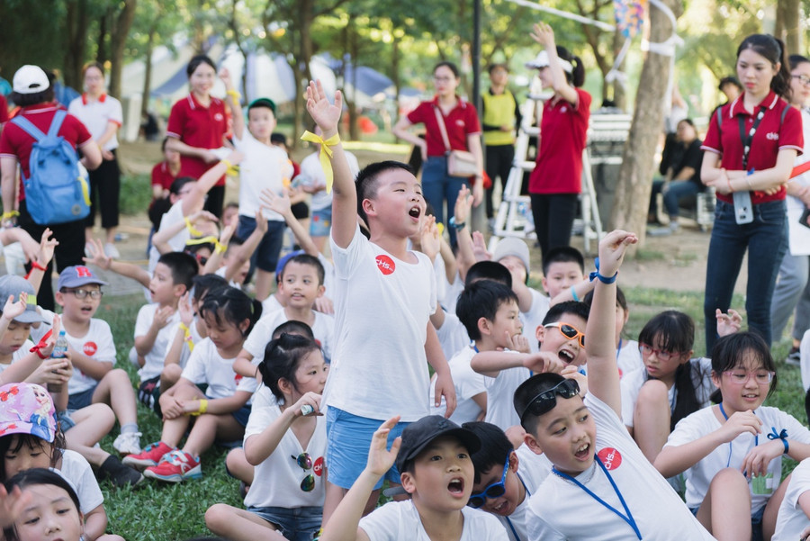 Thời tiết mùa hè nắng nóng oi bức không làm giảm đi sự nhiệt huyết và tinh thần thể thao của các em học sinh mới ở độ tuổi tiểu học.