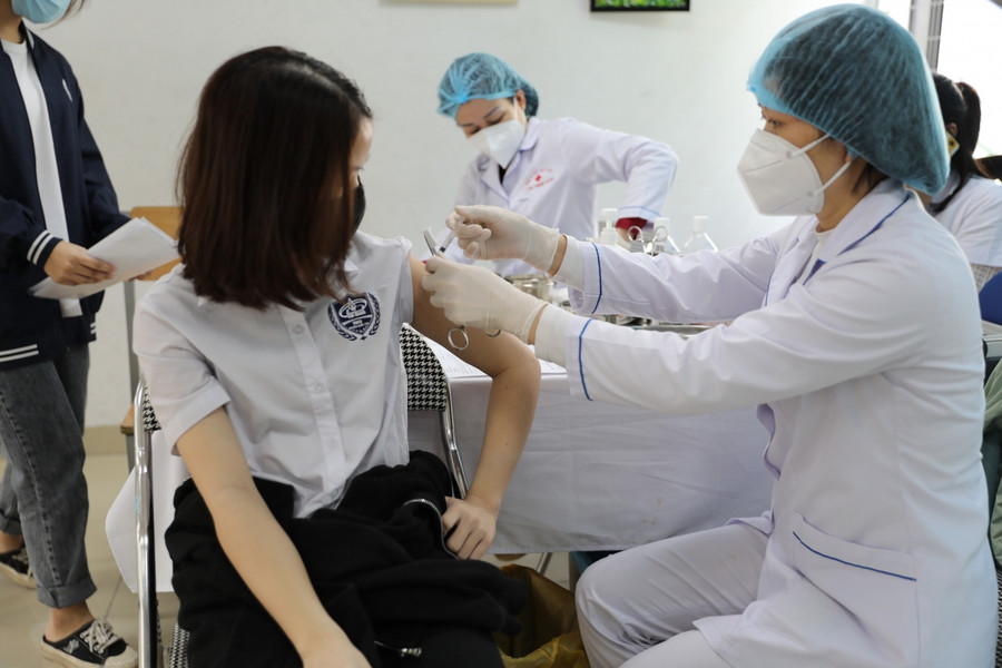 Sau khi tiêm, học sinh ngồi nghỉ và theo dõi sức khỏe tại phòng chờ được bố trí sẵn. Khu vực này luôn có các nhân viên y tế, giáo viên và một số phụ huynh được phân công để theo dõi sức khỏe và hỗ trợ học sinh.