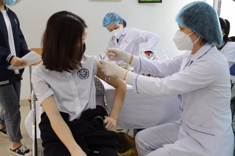 Sau khi tiêm, học sinh ngồi nghỉ và theo dõi sức khỏe tại phòng chờ được bố trí sẵn. Khu vực này luôn có các nhân viên y tế, giáo viên và một số phụ huynh được phân công để theo dõi sức khỏe và hỗ trợ học sinh.