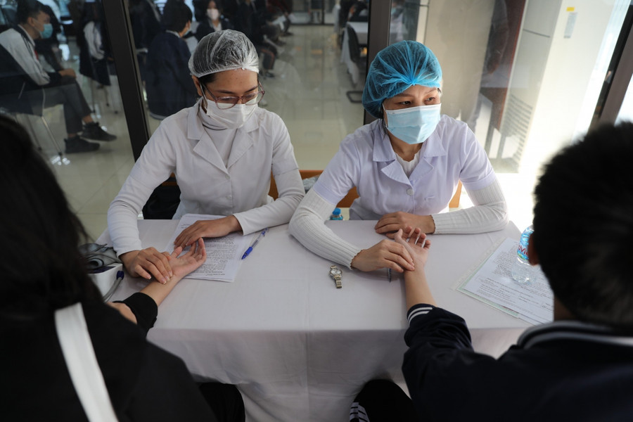 Học sinh sẽ được khám lâm sàng trước khi vào để tiêm vắc xin.