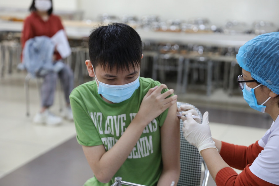 Trong đó có 14 học sinh đã tiêm tại bệnh viện, 7 học sinh đang trong khu phong tỏa hoặc ở quê, và 1 học sinh đăng ký tiêm tại bệnh viện.