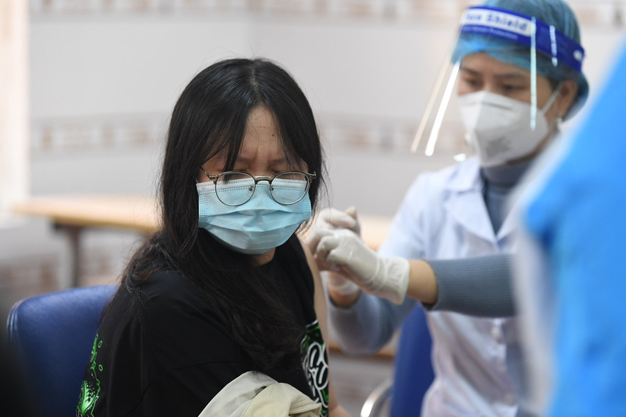 Hà Nội: tiến hành tiêm vắc xin Covid-19 cho học sinh lớp 9 ảnh 8