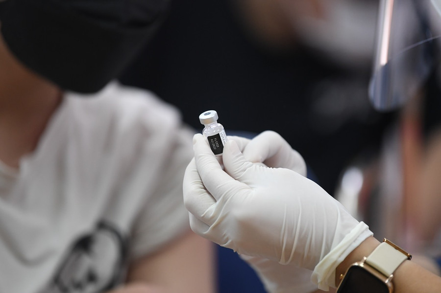 Vaccine Pfizer được tiêm cho học sinh.