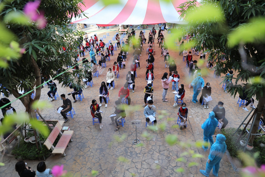 Hà Nội: tiến hành tiêm vắc xin Covid-19 cho học sinh lớp 9 ảnh 10