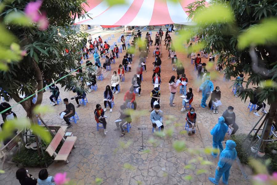 Hà Nội: tiến hành tiêm vắc xin Covid-19 cho học sinh lớp 9 ảnh 10