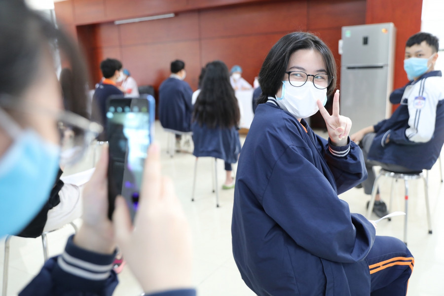 Tại trường THCS Kim Giang- Thanh Xuân nhiều học sinh có tâm trạng khá thoải mái trước khi tiêm vắc xin Covid-19.