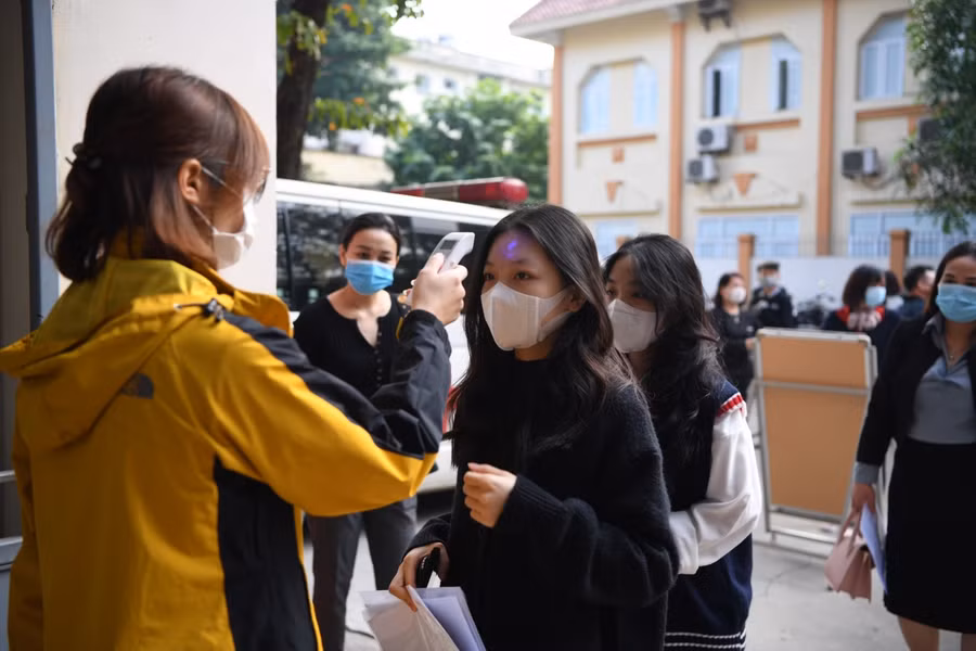 Toàn bộ học sinh đến tiêm sẽ đều được đo thân nhiệt, rửa tay sắt khẩn trước khi vào làm thủ tục tiêm vắc xin.