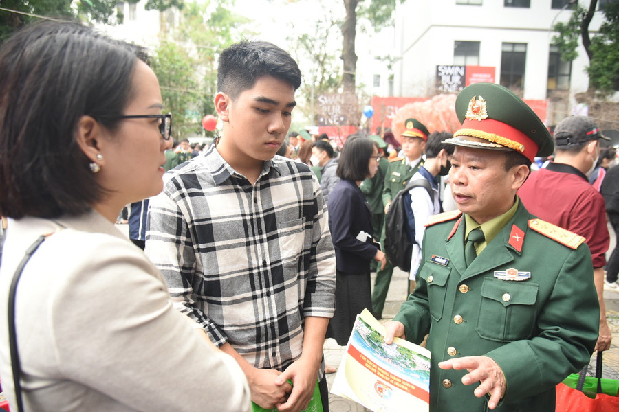 Cán bộ Trường Sĩ quan Lục quân 1 (Bộ Quốc Phòng) tư vấn tuyển sinh cho học sinh và phụ huynh (Ảnh: Xuân Quý).