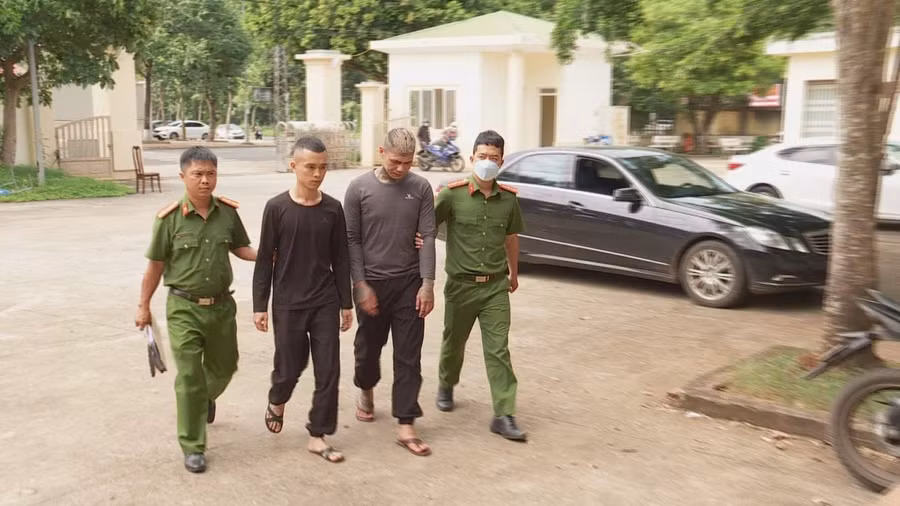 Các đối tượng Trần Nam Giang và Trần Văn Hiệp đến cơ quan công an đầu thú sau khi biết nạn nhân tử vong (ảnh: CACC).
