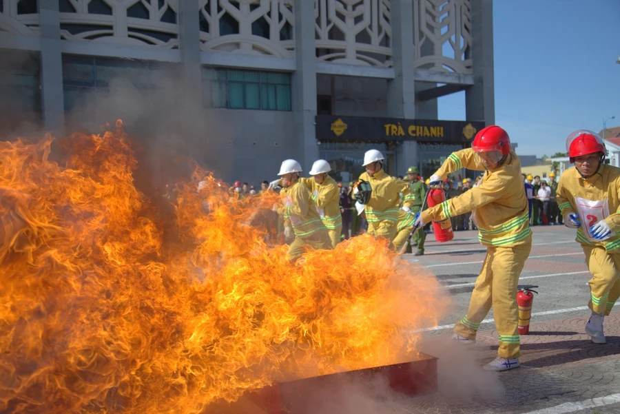 Các lực lượng thi tài nghiệp vụ chữa cháy.