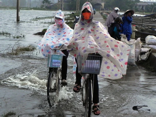 Mùa mưa bão học sinh đi học qua đập Cửa Lác rất nguy hiểm