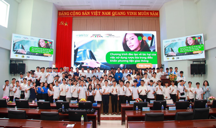 Các học viên, giảng viên tham gia khóa học.
