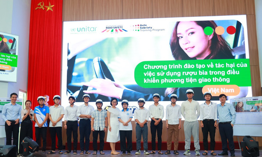 Các học viên được tặng mũ bảo hiểm.