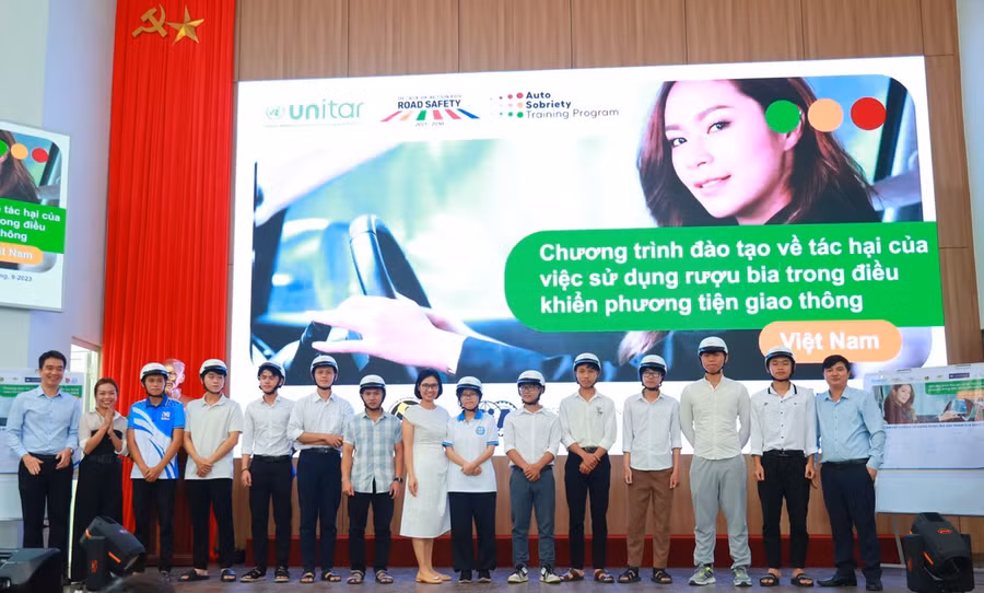 Các học viên được tặng mũ bảo hiểm.