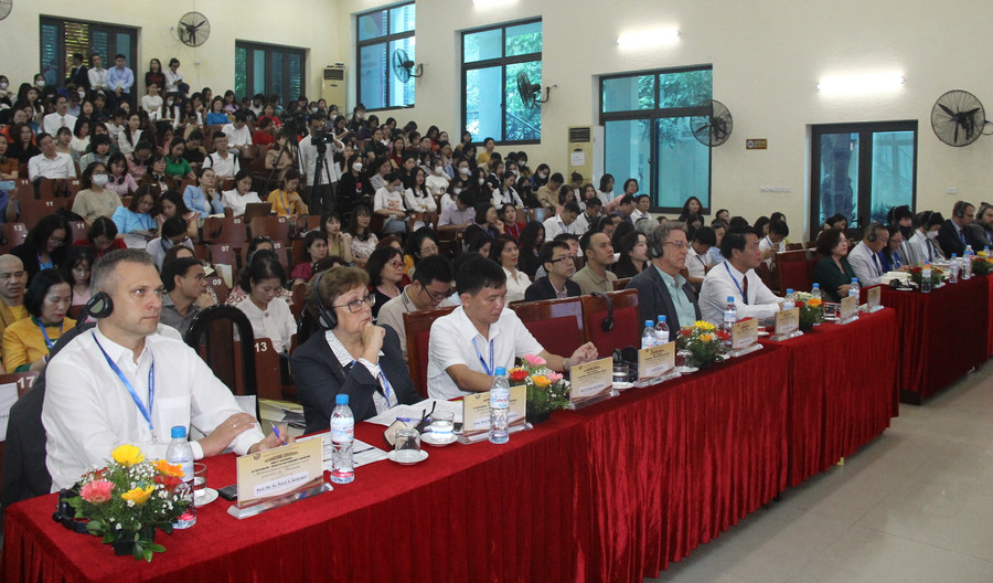 Đông đảo chuyên gia trong nước, quốc tế và sinh viên của Trường ĐH Thủ đô Hà Nội tham dự Hội thảo.