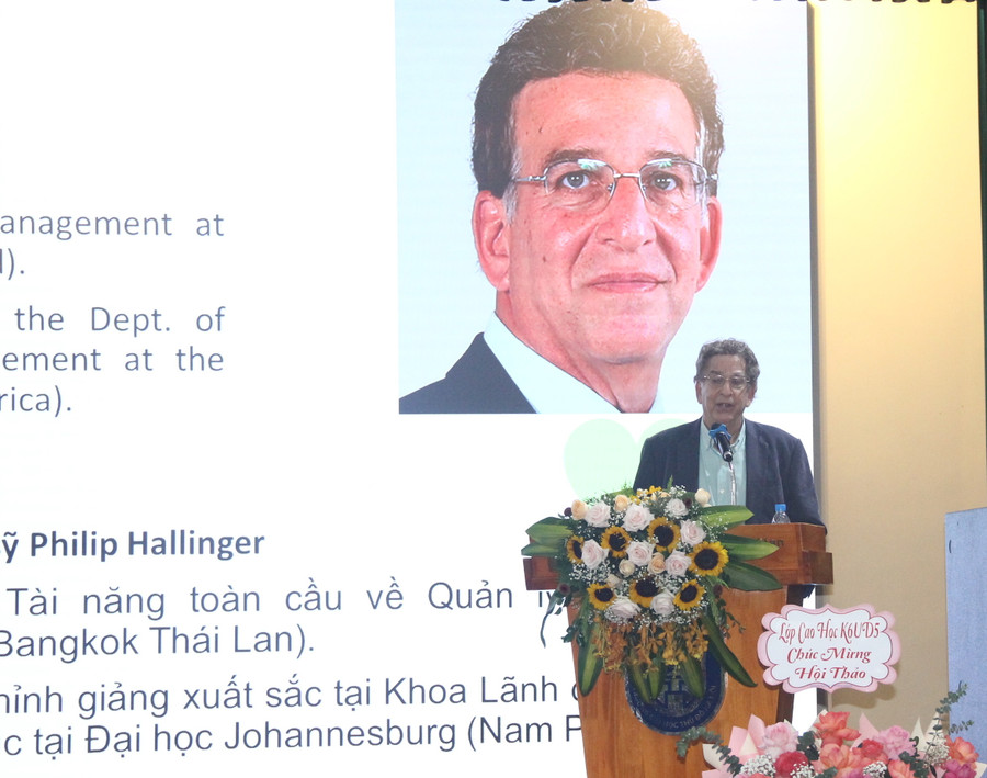 GS.TS Philip Hallinger chia sẻ tại Hội thảo.