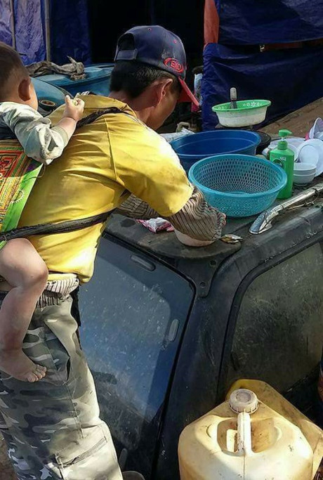 Anh cam dong: Di khap the gian khong ai tot bang me cha - Anh 3