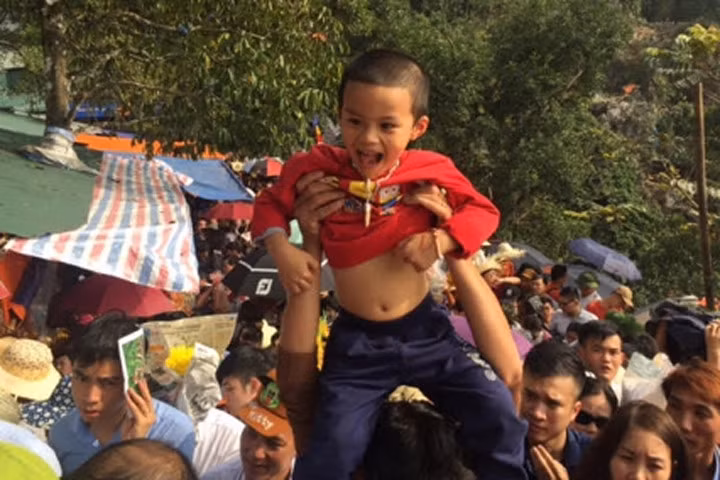 Kinh hoàng biển người chen chân ở chùa Hương