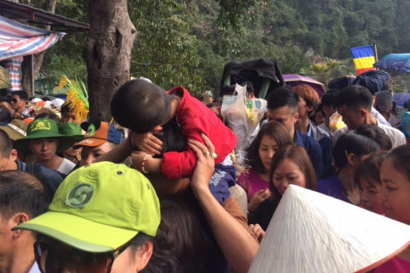 Kinh hoang bien nguoi chen chan o chua Huong - Anh 3