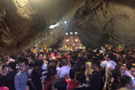 Kinh hoang bien nguoi chen chan o chua Huong - Anh 6