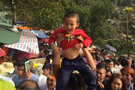 Kinh hoang bien nguoi chen chan o chua Huong - Anh 2