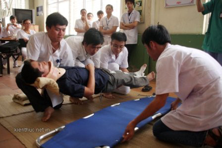 So cuu dung chuan khi gap nguoi bi tai nan giao thong - Anh 3