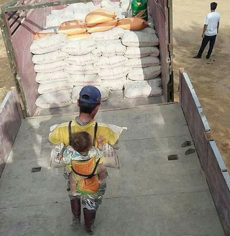 Anh cam dong: Di khap the gian khong ai tot bang me cha - Anh 2