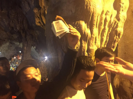 Kinh hoang bien nguoi chen chan o chua Huong - Anh 8