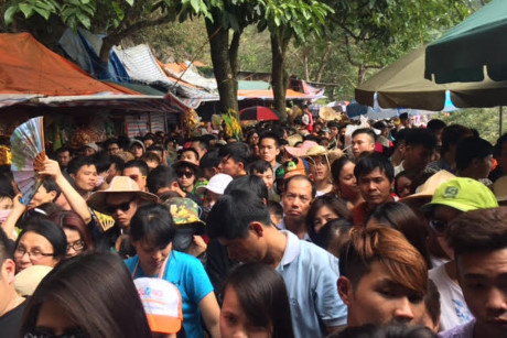 Kinh hoang bien nguoi chen chan o chua Huong - Anh 5