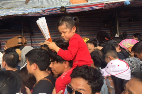 Kinh hoang bien nguoi chen chan o chua Huong - Anh 4